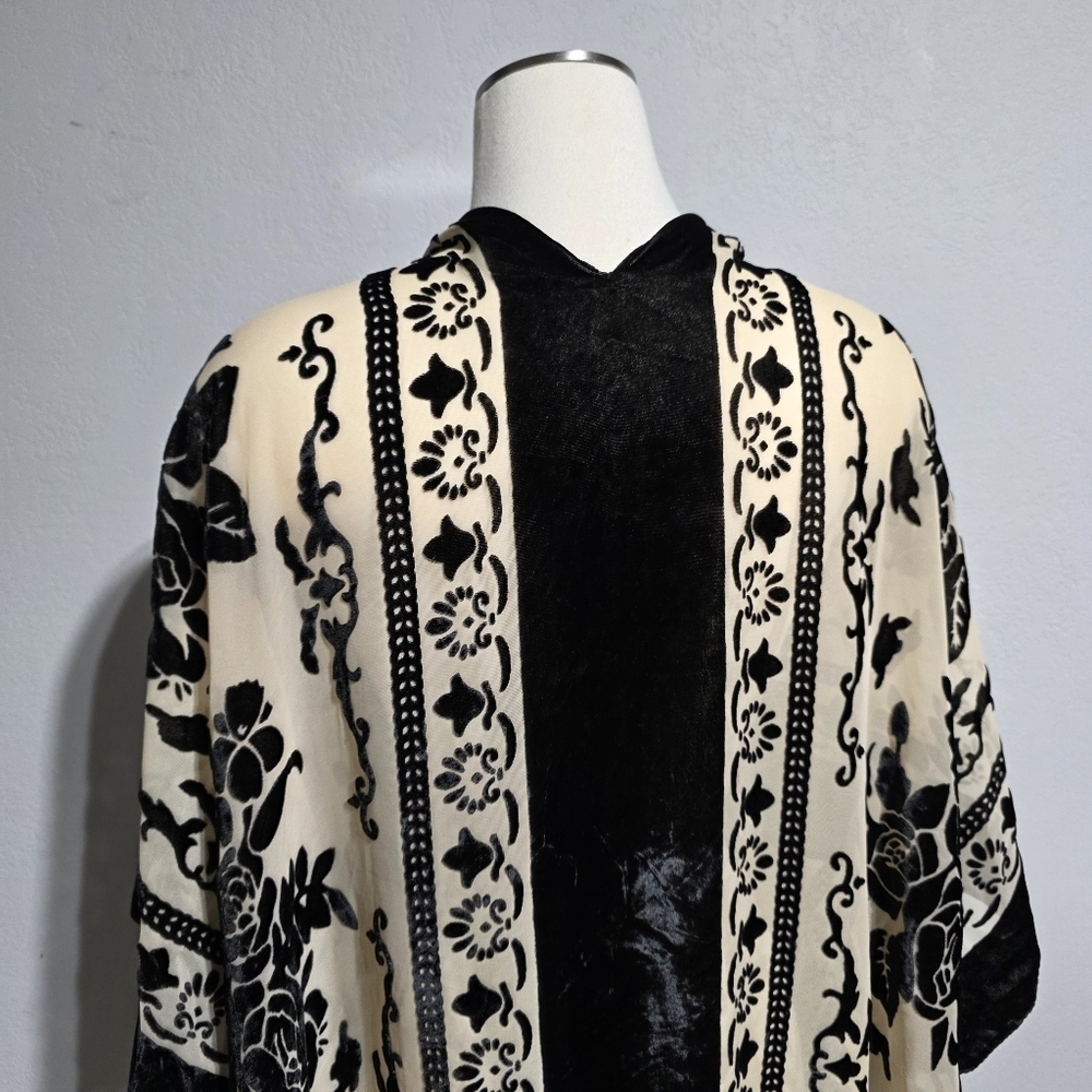 EUC BOUTIQUE IVORY & BLACK VELVET TAPESTRY TASSEL KIMONO SZ OS - Picture 13 of 15